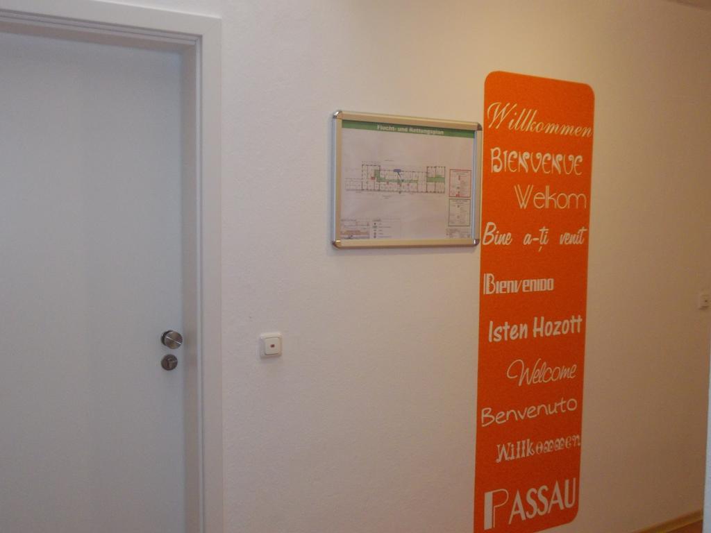 Hotel Im Bahnhof Passau Bagian luar foto