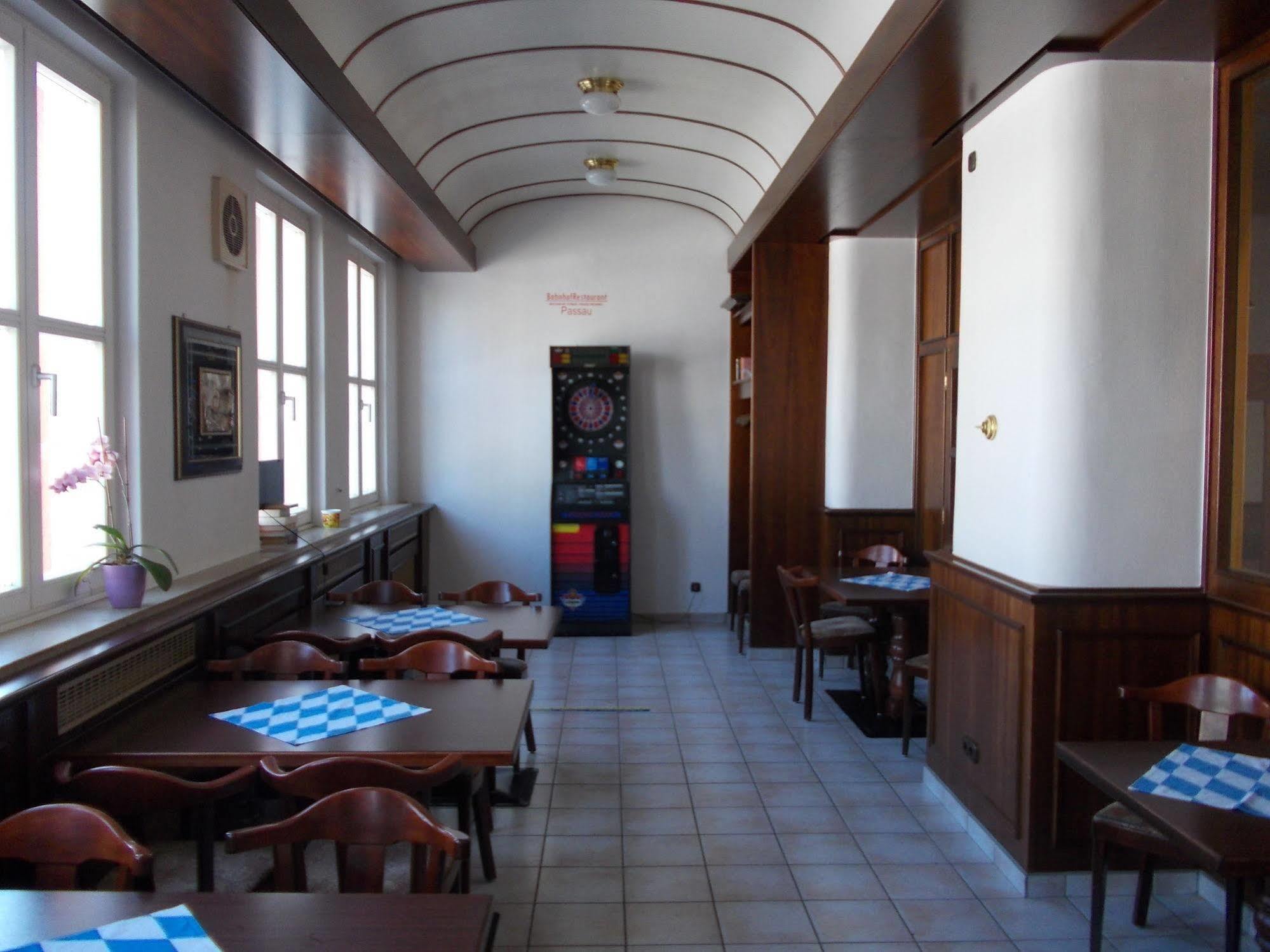 Hotel Im Bahnhof Passau Bagian luar foto